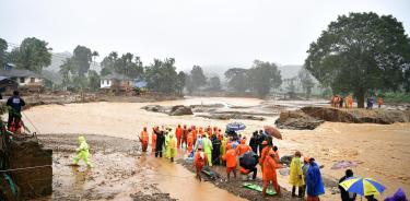 Operaciones de rescate tras deslizamientos de tierra en Mylambadi, distrito de Wayanad, Kerala, sur de la India