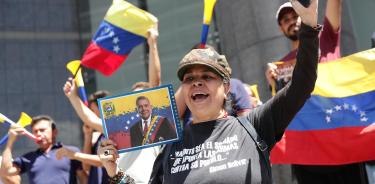 Una mujer sostiene una imagen del candidato Edmundo González Urrutia este martes, durante una protesta contra de los resultados de las elecciones