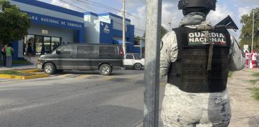 Un agente de la Guardia Nacional resguarda el sitio donde fue asesinado el presidente de la Fecanaco, Julio Almanza Armas/