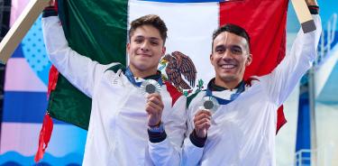 Juan Manuel Celaya, Osmar Olvera of Mexico muestran orgullosos sus medllas de plata.