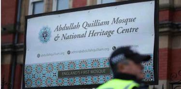 Un agente de policía observa durante una manifestación en la mezquita Abdullah Quilliam de Liverpool