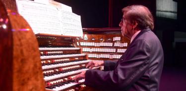 El organista Víctor Urban.