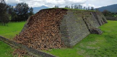 Derrumbe del Basamento Sur de la zona arqueológica de Ihuatzio, Michoacán