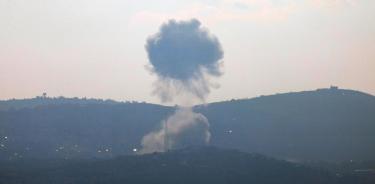 El humo se eleva como consecuencia de un bombardeo israelí sobre la aldea de Kfarkila, en el sur del Líbano, visto desde la Alta Galilea, en el norte de Israel.