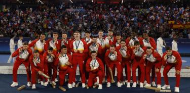 Los jugadores españoles posan con la medalla de oro conseguida en la final de fútbol masculino de los Juegos Olímpicos de París 2024