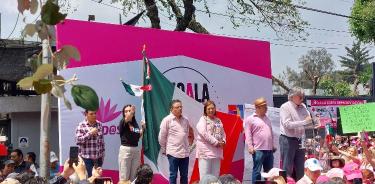 Leonardo Valdés Zurita ofrece el posicionamiento de la Marea Rosa contra la sobrerepresentación. la ex candidata presidencoa de la oposición Xóchitl Gálvez observa