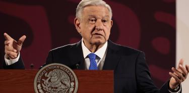 El presidente de México, Andrés Manuel López Obrador, habla durante su conferencia de prensa matutina este lunes, en Palacio Nacional. EFE