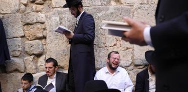 Ultraortodoxos rezan y lloran este martes en el Muro de las Lamentaciones de Jerusalén, para conmemorar la destrucción del Templo