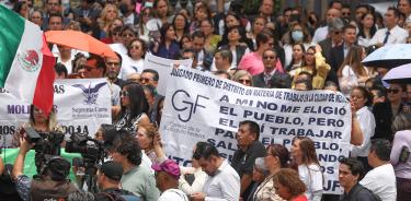 Magistrados y jueces se manifiestan afuera de la sede del PJF contra la reforma de AMLO.