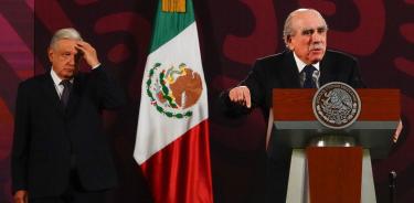 El presidente López Obrador escucha el informe que presentó Pablo Gómez, titular de la Unidad de Inteligencia Financiera//CUARTOSCURO/