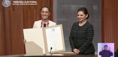 Claudia Sheinbaum recibe su constancia de mayoría que la acredita como presidenta electa de México por parte del TEPJF.