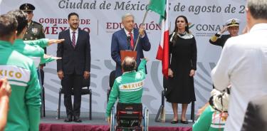 El presidente de México Andrés Manuel López Obrador entregó el lábaro patrio a Salvador Hernández