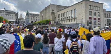 Decenas de personas convocadas oposición venezolana protestan en Bruselas para denunciar los resultados oficiales de las elecciones