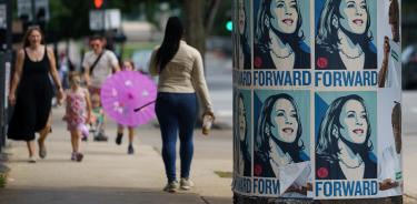 Carteles en apoyo a Kamala Harris en una calle de Chicago, en vísperas de la Convención Nacional Demócrata