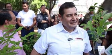 El gobernador electo de Puebla en la entrega de arboles y pinos