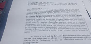 Afuera del Consejo de la Judicatura Federal cuelgan avisos para los usuarios de juzgados.