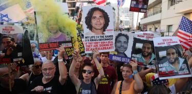 Familiares de rehenes se manifiestan frente al hotel en Tel Aviv donde se aloja el secretario de Estado de EU, Antony Blinken, este lunes