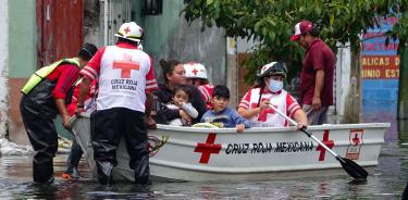 Habitantes de Chalco son trasladados en lanchas para salir y regresar a sus casas, en medio de una inundación de aguas negras/CUARTOSCURO/