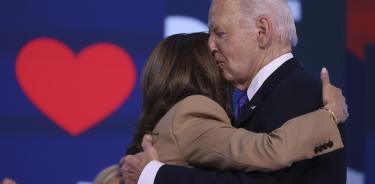 Biden y Harris se funden en un abrazo en la Convención Nacional Demócrata