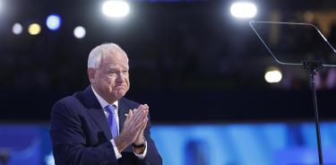 Un emocionado Tim Walz agradece los aplausos de los delegados demócratas en el estadio de los Chicago Bulls