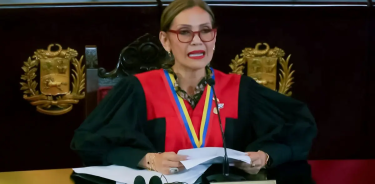 La presidenta del Tribunal Supremo de Venezuela, la chavista Caryslia Rodríguez, lee el fallo que da la victoria electoral a Maduro