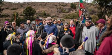 El presidente chileno Gabriel Boric (c), en su visita a comunidades mapuches en Pehuenco, en Araucanía/