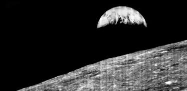 La primera fotografía de la Tierra desde la Luna tomada en 1966.