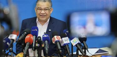 El excandidato presidencial opositor Enrique Márquez habla durante una rueda de prensa este viernes, en Caracas