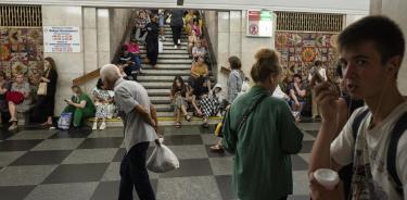 Ucranianos buscan refugio en una estación de metro de Kiev tras sonar las alarmas por ataque aéreo ruso