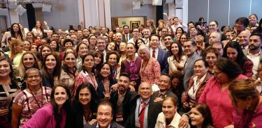 Claudia Sheinbaum, presidenta electa, arropada por la mayoría de diputados federales de Morena durante reunipón plenaria.