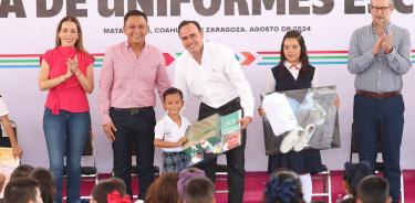 El gobernador Manolo Jiménez entregó útiles escolares y uniformes a los estudiantes de escuelas públicas rurales.