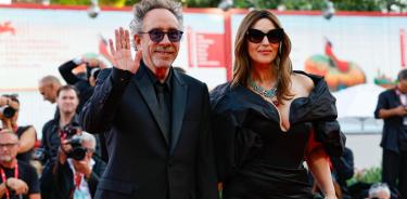 Tim Burton y Monica Bellucci en la Mostra de Venecia.