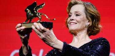 La actriz Sigourney Weaver recibe el Leon de Oro.