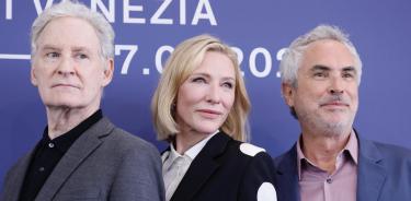 Kevin Kline, Cate Blanchett  y Alfonso Cuaron posando en el Festival de Venecia. EFE