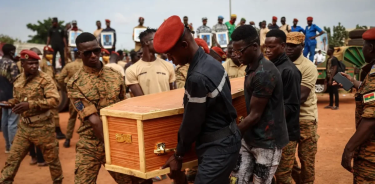 Soldados portan el ataúd de uno de los masacrados por los yihadistas en Barsalogho, Burkina Faso