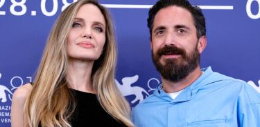 La actriz Angelina Jolie y el cineasta Pablo Larraín.