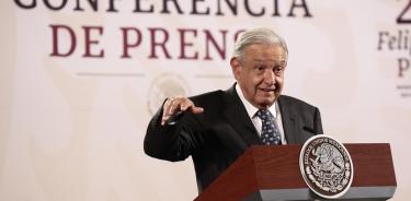 Presidente de México, Andrés Manuel López Obrador, habla en su conferencia de prensa matutina este viernes, en Palacio Nacional. EFE