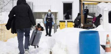 Un viajero en un puesto fronterizo entre Nueva York y Canadá.