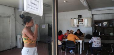 Migrantes descansan en el albergue 'Tierra de Oro' en espera de resolver su situación migratoria este viernes, en ciudad Juárez