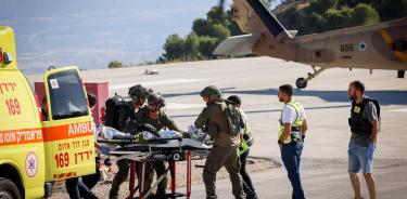 Un israelí herido es trasladado a un hospital del norte de Israel, tras un ataque de Hezbolá con cohetes este domingo en la región de Galilea