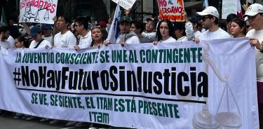 Estudiantes protestan contra la reforma judicial de AMLO