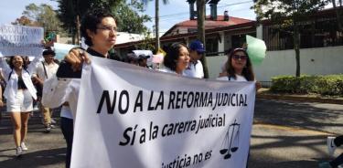 Estudiantes e integrantes del Poder Judicial marchan en Xalapa contra reforma judicial.