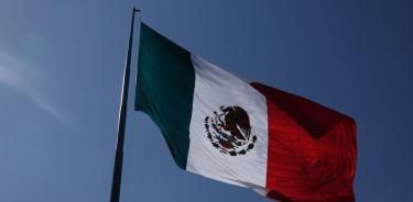 La bandera de México, uno de los tres símbolos patrios establecidos en la Constitución que crean un sentido de pertenencia e identidad.