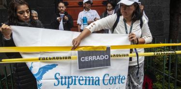 CIUDAD DE MÉXICO, 28AGOSTO2024.-  Trabajadores del Poder Judicial protestaron en las inmediaciones de la Suprema Corte de Justicia de la Nación (SCJN) cerrando y clausurando simbólicamente todos los accesos al edificio de la Corte en protesta por la reforma Judicial en proceso de aprobación o rechazo.
FOTO: ANDREA MURCIA /CUARTOSCURO.COM