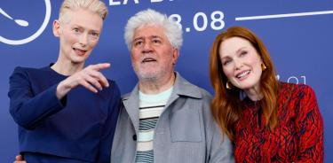 El cineasta Pedro Almodóvar y las actrices Tilda Swinton y Julianne Moore.