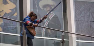 Una mujer hace la limpieza en la Cámara de Diputados