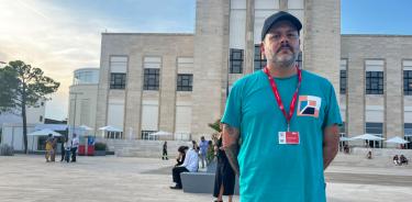 El cineasta guatemalteco Andrés Rodríguez en Venecia.