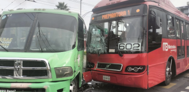 Choque entre unidad de microbús y Metrobús