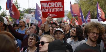 La gente asiste a una manifestación de protesta en París contra la política del presidente Macron.