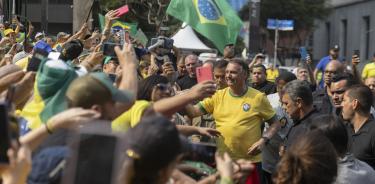 El expresidente brasileño Jair Bolsonaro saluda a varios simpatizantes durante la manifestación este sábado